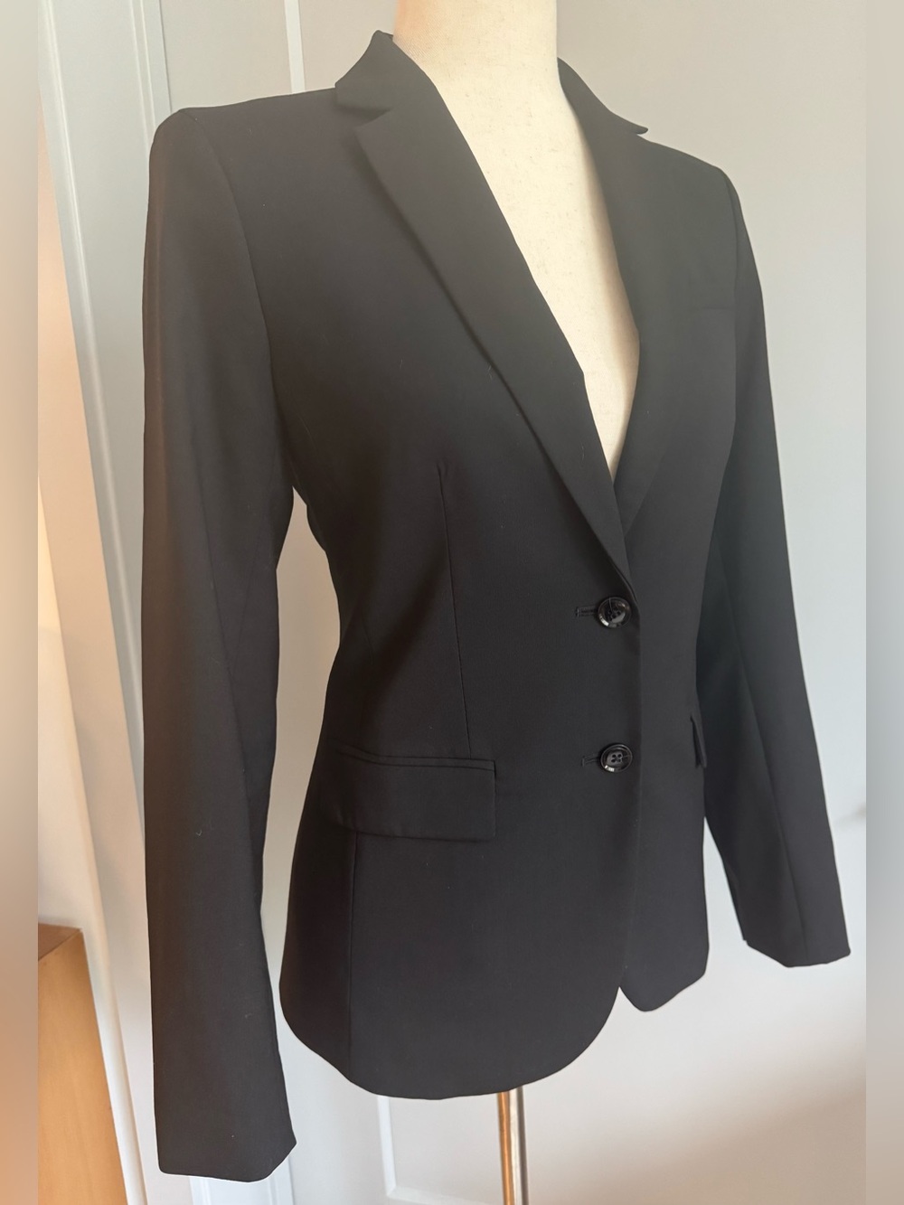 Banana Republic Long and Lean Tailored Lightweight Wool Blazer - Picture 4 of 10